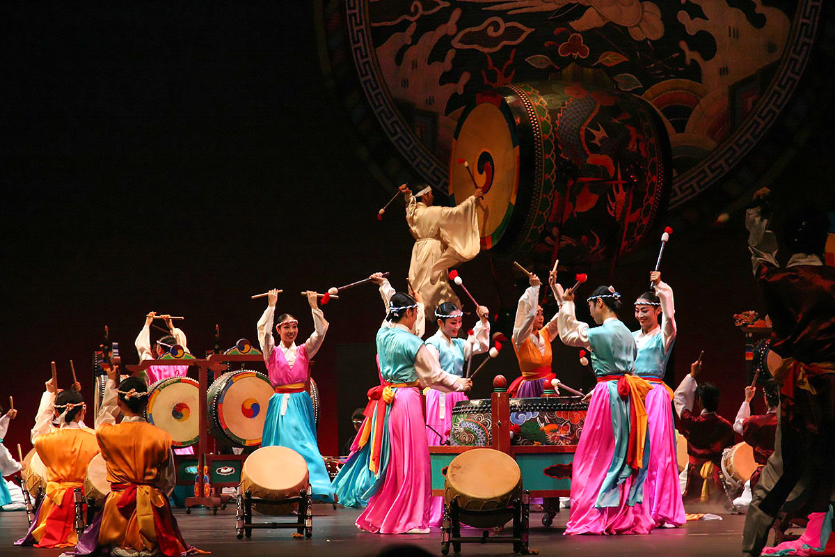 Представление на сцене центра сценического искусства Седжонг